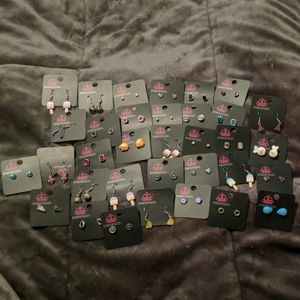 Random set of 15 pairs of small earrings.